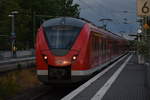 Dunkle Regenwolken über dem Rheinland und der 1440 811-6 als Schlußwagen einer S8 nach Hagen Hbf in Korschenbroich.