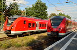 Zwei Grinsekatzen stehen in Korschenbroich der rechte Zug nach Hagen und der linke Zug nach Mönchengladbach fahrene.