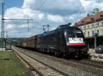 ES 64 U2-037 von MRCE steht am 5.Juni 2011 mit einem H-Wagenzug in Kronach und wartet auf Weiterfahrt. Leider hatte er an diesem Tag seinen letzten Verkehrstag im Frankenwald.