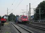 185 403  Green Cargo  zieht am 27. Juli 2012 den verspteten LKW-Walter KLV durch Kronach.
