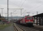 143 864-7 (MEG 606) und 155 198-5 (MEG 706) ziehen am 20. Januar 2014 einen Holzzug durch Kronach in Richtung Lichtenfels.