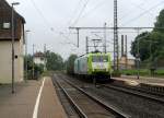 185-CL 005 von Captrain zieht am 28. Mai 2014 die 186 127 und einen Flachwagenzug durch Kronach in Richtung Saalfeld.