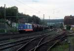 185 409-0 von Raildox zieht am 11. Juni 2014 einen Düngezug durch Kronach in Richtung Lichtenfels.