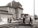 Bahnhofsgebude in Laucha (Unstrut) whrend des 100. Geburtstags der Unstrutbahn. Die beiden Gleise existieren heute leider nur noch zum Teil; 01.10.1989