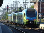 Doppeltraktion gebildet aus 2 Flirt 3 Triebzügen der Westafalenbahn bei der Ausfahrt aus Leer (Ostf)Hbf. Zusammen fahren sie als RE 15 nach Emden Außenhafen. Aufgenommen im Mai 2018.