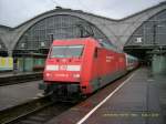 101 067 steht am 31.03.06 im Leipziger Hbf. Sie trgt die Werbebeschriftung  Unsere Preise schonen ihren Geldbeutel- Unsere Zge schonen die Umwelt 