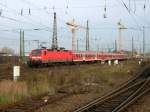 143 832 macht sich auf den Weg nach Cottbus, als sie bei der Ausfahrt aus dem Leipziger Hbf das Gleisvorfeld passiert.