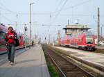 Whrend ich noch immer bei der Arbeit bin, schaut Rolf sich schon wieder seine Ausbeute an. Der Zug (RB 26313) kam brigens aus Bitterfeld und fhrt nach seinen 14 Minuten Aufenthalt wieder dahin zurck. Leipzig Hbf den 04.04.2009 