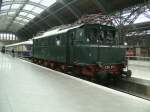 E04 01 am Museumsbahnsteig in Leipzig HBF am 11.Juli 2009.