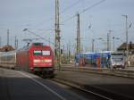 Whrend am 03.04.11 101 006 mit einem IC bereitgestellt wird, wartet VT011 als MRB80313 nach Geithain auf Gleis 18a auf die Abfahrt im Leipziger Hbf.