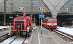 Links wartet 362 921-9 auf nchste Aufgaben, rechts wartet 371 003-5 auf die Abfahrt nach Praha hl.n.