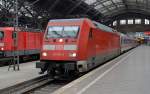101 101 stand am 12.07.13 mit drei IC-Wagen abfahrbereit in der Leipziger Bahnhofshalle.