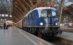 E 18 047 steht mit dem MEG-Sonderzug nach Kloster Vera im Leipziger Hbf und wartet auf die Abfahrt.