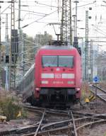 101 011-5 kommt gerade mit einem IC aus dem Tunnel gefahren um in Leipzig Hbf bereitgestellt zu werden. 17.10.2013