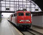 Da brauchte wohl jemand Schtzenhilfe: 115 350-1 zieht 120 125 und IC in den Hauptbahnhof Leipzig. Aufgenommenem 04.07.2013.