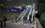 Unten angekommen -

Über die großzügige Zugangsanlage fällt ein Hauch Tageslicht bis auf die Bahnsteigebene. S-Bahnhof Leipzig Hauptbahnhof.

02.02.2014 (M)