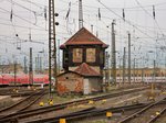 28.03.2016 - Leipzig Hauptbahnhof B1, auch an dem ehemaligen Stellwerk im östlichen Gleisvorfeld ist die Zeit nicht ganz spurlos vorüber gegangen.