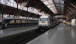 223 055-5 steht am 31.07.2016 mit der RE 74727 (Leipzig Hbf - Chemnitz Hbf) in Leipzig. Daneben steht auf den Museumsgleis der VT 137 225  Fliegender Hamburger 