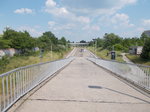 Bescheiden und ohne Treppen der Zugang zum Bahnsteig in Leipzig Miltitzer Alle am 05.Juni 2016.