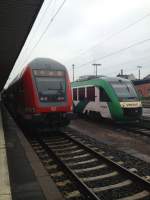 Hier stehen ein RE nach Frankfurt neben einer Vectus nach Siershahn am 28.6.13 in Limburg