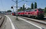 Auf der Fahrt von Lindau nach Bludenz fhrt REX 5571 an den Wagen des IC 118  BODENSEE , Innsbruck - Mnster (Westf), vorbei, die kurz zuvor von 218 434-9 und 218 491-9 bernommen wurden und nach