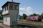 Von der Abstellgruppe im Bahnhof von Lindau kommend fahren 218 434-9 und 218 491-9 zur Bereitstellung auf den Bodenseedamm, um wenig später die Wagen des IC 118, Innsbruck - Münster (Westf), zu übernehmen (08.07.2017).