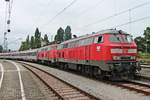 Ausfahrt am 12.08.2016 von 218 435-6 zusammen mit 218 326-7 und dem IC 118 (Innsbruck Hbf - Münster (Westf.) Hbf), den 1016 040 bis an den Bodensee gebracht hatte, aus dem Hauptbahnhof von Lindau in Richtung Ulm/Stuttgart.