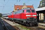 . Die Diesellok 218 433-1 zusammen mit einer Schwesterlok sind mit ihrem Zug in den Bahnhof von Lindau eingefahren. 08.09.2017  (Jeanny)
