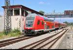 DABpbzfa mit Schublok 218 427-3 der DB ZugBus Regionalverkehr Alb-Bodensee GmbH (RAB) (DB Regio Baden-Württemberg) fährt in Lindau Hbf am Stellwerk  Lf  auf dem Weg zur Abstellung vorbei.