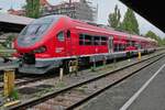 633 536 am 30.04.2022 im Lindauer Inselbahnhof. Für die Einordnung in die Kategorie  Bahn und Tiere  ist der tieffliegende Vogel dann doch etwas zu unscheinbar.