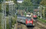 Unter dem interessierten Blick zahlreicher Mwen erreichen zwei 218 mit ihrem EC 194 Lindau Hbf.