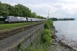 Auf dem Bodenseedamm befindet sich 1116 141-3 mit den kurz zuvor übernommenen Wagen des IC 119 aus Münster (Westf) auf der Fahrt nach Innsbruck (Lindau, 17.05.2016).