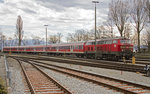 In wenigen Augenblicken wird die von 218.436 geführte Regionalzugganitur die Abstellanlage von Lindau Hbf. verlassen und am Bahnsteig Fahrgäste aufnehmen. Die Aufnahme stammt vom 1.4.2016.