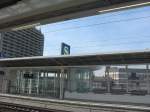 Hier sieht man den S-Bahnhof Ludwigshafen Mitte. Hier sieht man einen Teil des Daches und ein S-Bahnlogo.