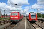 111 026-1 und 111 041-0 am Mittag des 24.05.14 abgestellt im Stumpen 15 in Ludwigshafen (Rhein) Hbf.
Nebenan 425 239-1 den Bahnhof in Richtung Saarbrücken.