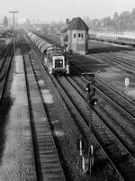 261 676 mit Übergabezug in Lübeck Hbf (25.9.1981). Man beachte das hohe Formvorsignal.