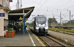 Mit dem Fahrrad von Kassel nach Halle (Saale) | Tag 5 Blankenheim–Zscherben
Strecken-km: 37,7

Trubel auf dem Hausbahnsteig: Geschwind rückt 9442 116 (Bombardier Talent 2) direkt nach einem Kesselzug im Startbahnhof Lutherstadt Eisleben aus, um die Fahrt gen Halle (Saale) noch halbwegs pünktlich zu starten.

🧰 S-Bahn Mitteldeutschland (Abellio Rail Mitteldeutschland GmbH)
🚝 S 74777 (S7) Lutherstadt Eisleben–Halle(Saale)Hbf
🕓 19.8.2022 | 11:53 Uhr