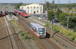 In doppelter Hinsicht ist dieses Foto aus Lutherstadt WIttenberg mittlerweile historisch.
Das Bahnhofsgebäude wurde abgerissen, aktuell wird dort ein zeitgemäßer umweltfreundlicher Neubau gebaut.
Die damals vom Unternehmen Vetter angemieteten LVT/S sind nach Abbestellung der Leistungen dort nicht mehr im EInsatz. 
Aufnahmedatum: 29.08.2013