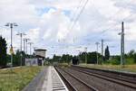 Blick auf den Bahnhof Magdeburg Süd Ost. Links sieht man den Regio Bahnsteig. Rechts sind die Gütergleise zu sehen. Dort halten die Züge lediglich bei Umleitungen.

Magdeburg 04.08.2021