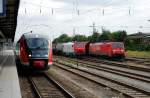 Am 03.08.09 stehen in Magdeburg Hbf 642 221 und E 37 519 whrend 189 056 mit einem Gterzug vorbeifhrt.