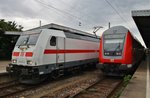 Während 146 563-2 mit dem IC2034 von Leipzig Hauptbahnhof nach Norddeich am Nachmittag des 1.8.2016 den Magdeburger Hauptbahnhof verlässt, wartet RE20 (RE17660) mit 146 024 nach Uelzen auf