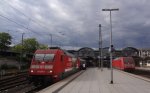 Links steht 101 081 mit ihrem IC2217 nach Stuttgart Hbf, rechts 101 071 mit IC2253 nach Leupzig Hbf. August 2014.