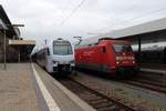 Der eine kommt, der andere geht. Während am 02.10.2017 an Gleis 2 101 057 mit EC6 nach Hamburg den Hauptbahnhof von Mannheim erreicht, macht sich auf Gleis 1 429 112 als RE4131 auf den Weg nach Koblenz.