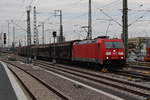 Am 04.10.2017 durchfährt 185 369 mit einem Güterzug den Hauptbahnhof Mannheim in Richtung Ludwigshafen.