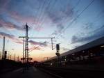 Sonnenuntergang ber dem Mannheimer HBF. Die Lichter gehren zu einem ET 425, welcher als S3 nach Karlsruhe HBF in Mannheim stand. 09.06.07.