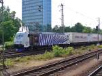185 662-4 der Lokomotion zieht einen Gterzug mit LKW am 05.07.2011 durch Mannheim