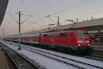 111 086-5 wendet mit ihrem Regionalzug im Mannheimer Hbf und wechselt dafr den Stromabnehmer. (08.12.12)