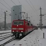 111 041-0 brummt langsam mit schneeweien Puffertellern aus dem Mannheimer Hbf. (15.02.2013)