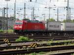DB Schenker Rail 185 217-7 am 19.09.14 in Mannheim Hbf mit dem EKOL KLV vom einen Gehweg aus fotografiert 
