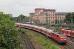 111 018 erreicht mit ihren n-Wagenpark in wenigen Augenblicken den Mannheimer Hauptbahnhof.
Aufnahmedatum: 10. Juli 2014.